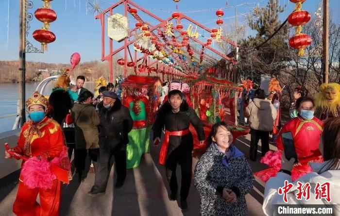 石泉村游人如织。 李红卫 摄