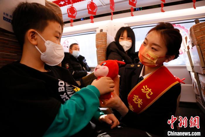 吉林赴京旅客遇上列车联欢迎元宵佳节