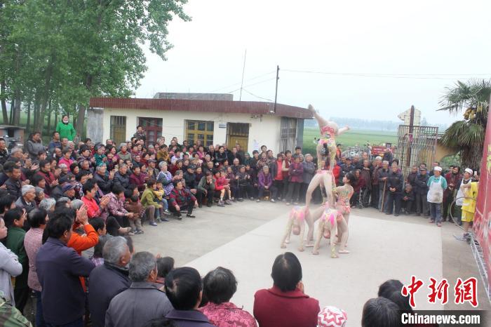 演出场地简陋，丝毫不影响演员精湛的表演。 江苏省杂技团供图