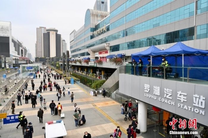 深圳罗湖口岸有内地旅客前往香港。图/李志华