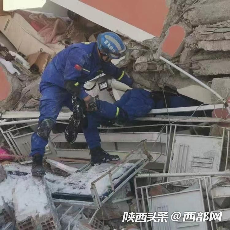 第一批抵达土耳其陕西区域蓝天救援队伍已持续搜救超过24小时 发现幸存者(图3)