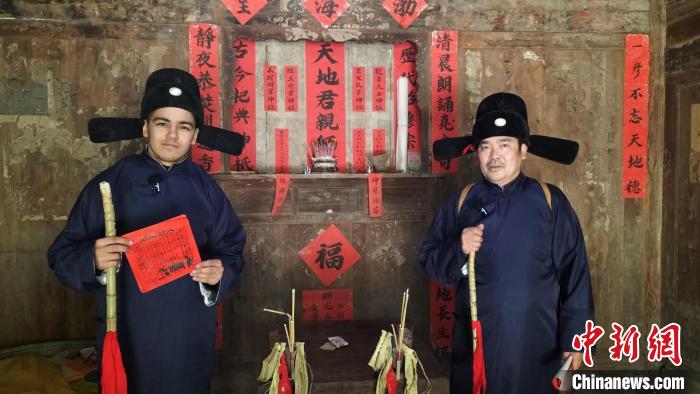 图为土库曼斯坦青年斯拉睦跟着“春官”封武学习“说春”。 封青海 摄