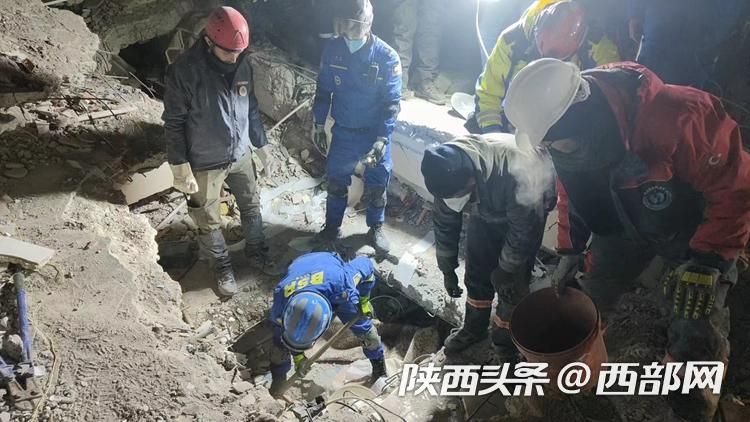 第一批抵达土耳其陕西区域蓝天救援队伍已持续搜救超过24小时 发现幸存者(图1)