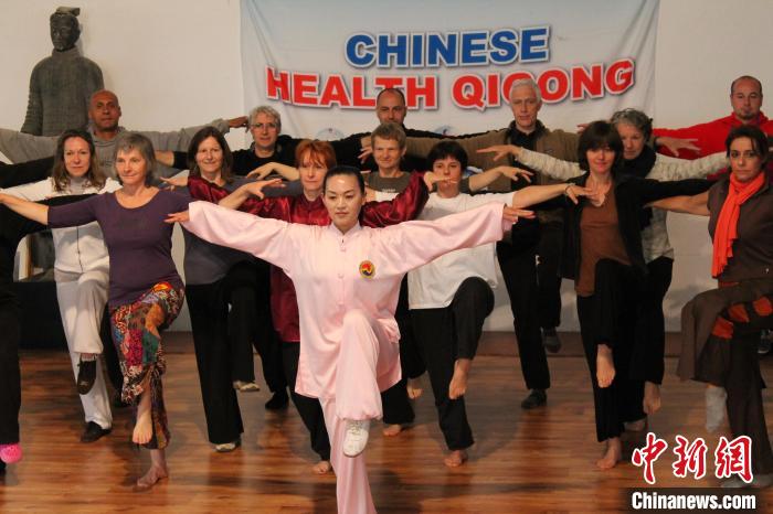 陈静在教外国友人五禽戏。 受访者 供图