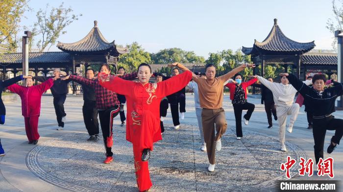 陈静与五禽戏爱好者一起练习。 受访者 供图