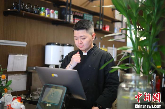 图为正在餐厅里工作的李意羚。 梁钦卿 摄