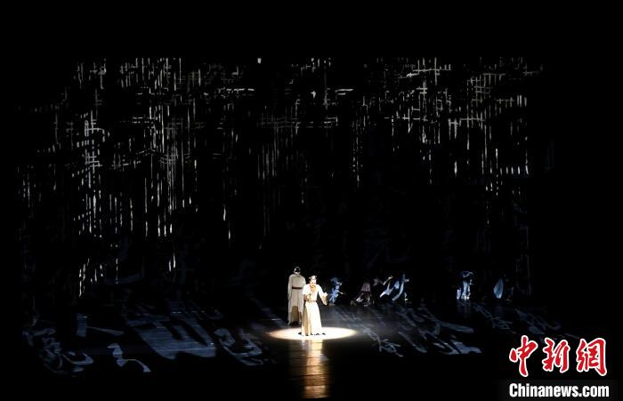 图为中国首部“诗圣”题材舞剧《杜甫》演出现场。 贾楠 摄