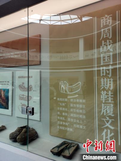 图为河南睢县“中国鞋都博物馆”展品。 刘鹏 摄
