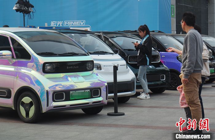 新能源汽车“颜值经济”趋热 中国车企解锁“潮改”新玩法