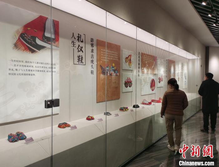 图为民众参观河南睢县“中国鞋都博物馆”。 刘鹏 摄