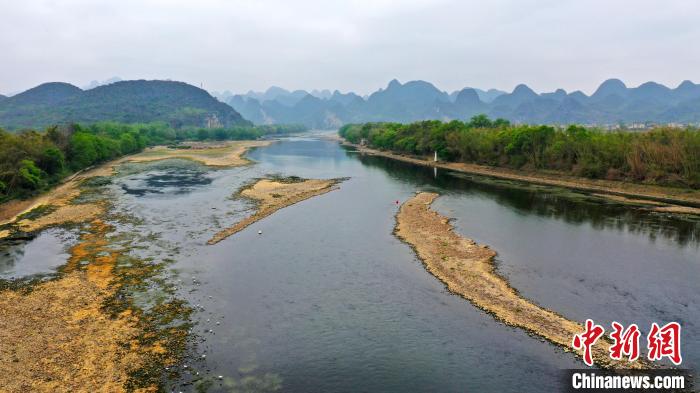 图为3月18日，无人机航拍的漓江。 杨宗盛 摄