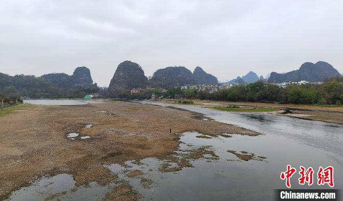 图为3月18日，漓江虞山桥段，河床大面积裸露。 杨宗盛 摄