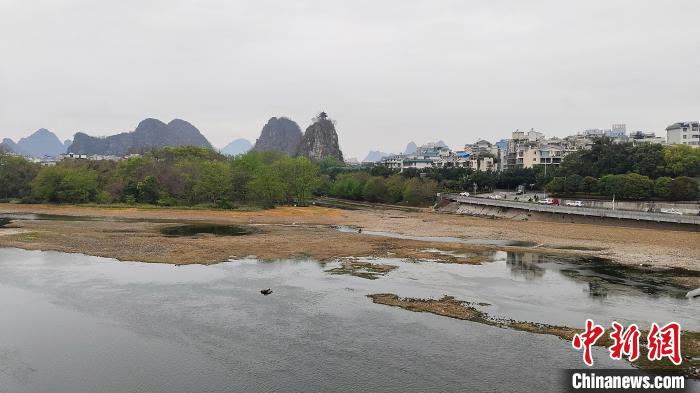 图为3月18日，漓江虞山桥段，河床大面积裸露。 杨宗盛 摄