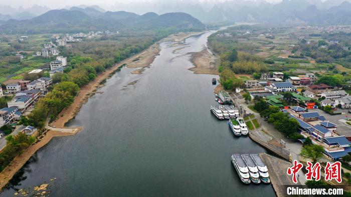 图为3月18日，无人机航拍漓江磨盘山码头，旅游船舶停泊在岸边。 杨宗盛 摄