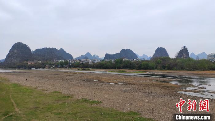 图为3月18日，漓江虞山桥段，河床大面积裸露。 杨宗盛 摄