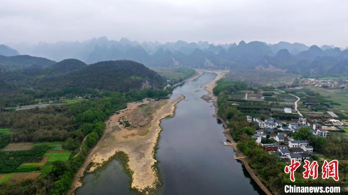 干旱致桂林漓江旅游船舶停航河床大面积裸露