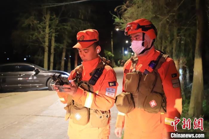 楼应佳使用无人机侦察火场情况。 福建省森林消防总队供图