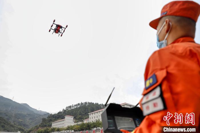 楼应佳进行无人机飞行训练。 福建省森林消防总队供图