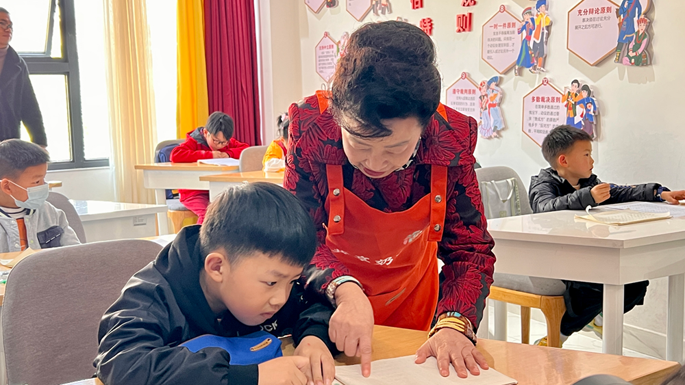 “共享奶奶”张惠英正在给小朋友上课。“共享奶奶”项目将吉福社区里有余力、有爱心的中老年人组织起来，帮助照顾无人照看的小孩。人民网记者 李昊洋摄