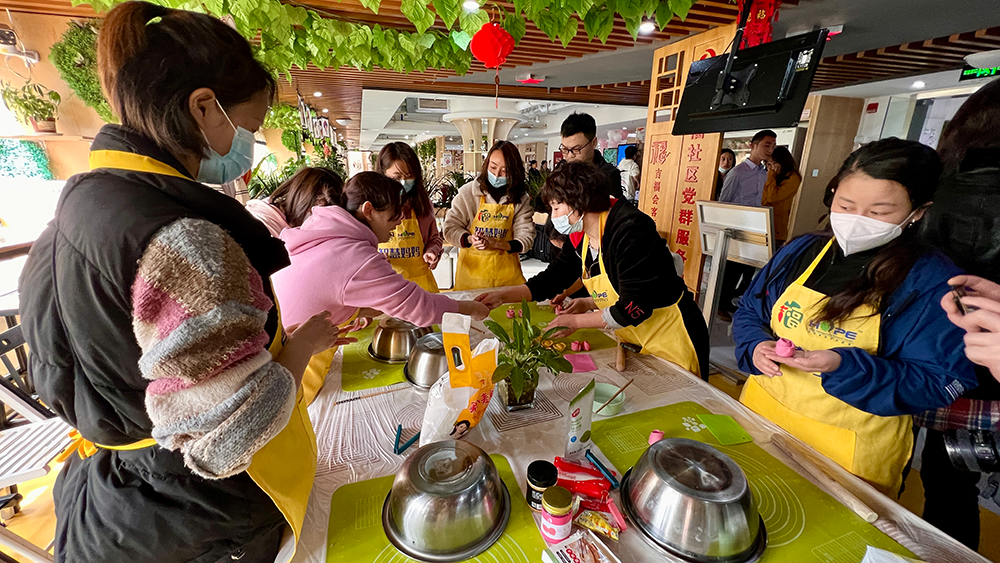 来自社区的各族全职妈妈组建的“智慧妈妈团”正在做花式馒头。人民网记者 李昊洋摄