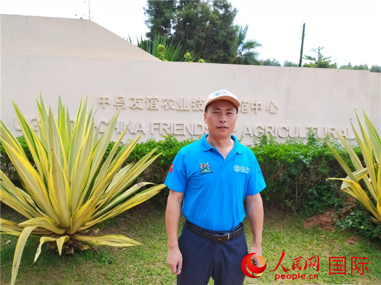 农业专家组组长张小强在示范中心门前。人民网记者 黄培昭摄