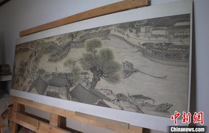 蔺烈板刻线画作品《清明上河图》。 戎睿 摄 蔺烈板刻线画作品《清明上河图》。 戎睿 摄