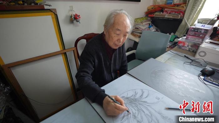 新疆八旬非遗传承人如何让板刻线画“永葆青春”?