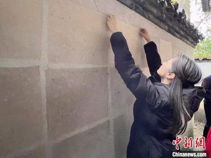 图为游客正在体验晾晒技艺。 李一璠 摄