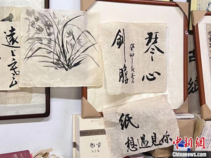 图为使用蔡侯纸的书画作品。 李一璠 摄