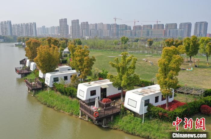 图为：航拍灵粮农场的临水酒店项目。 王刚 摄