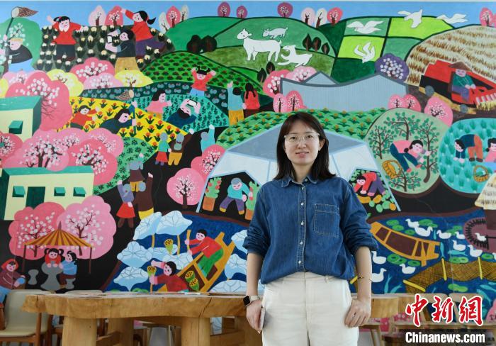 图为：“90后”邹鹰翔和她的“梦想蓝图”。 王刚 摄