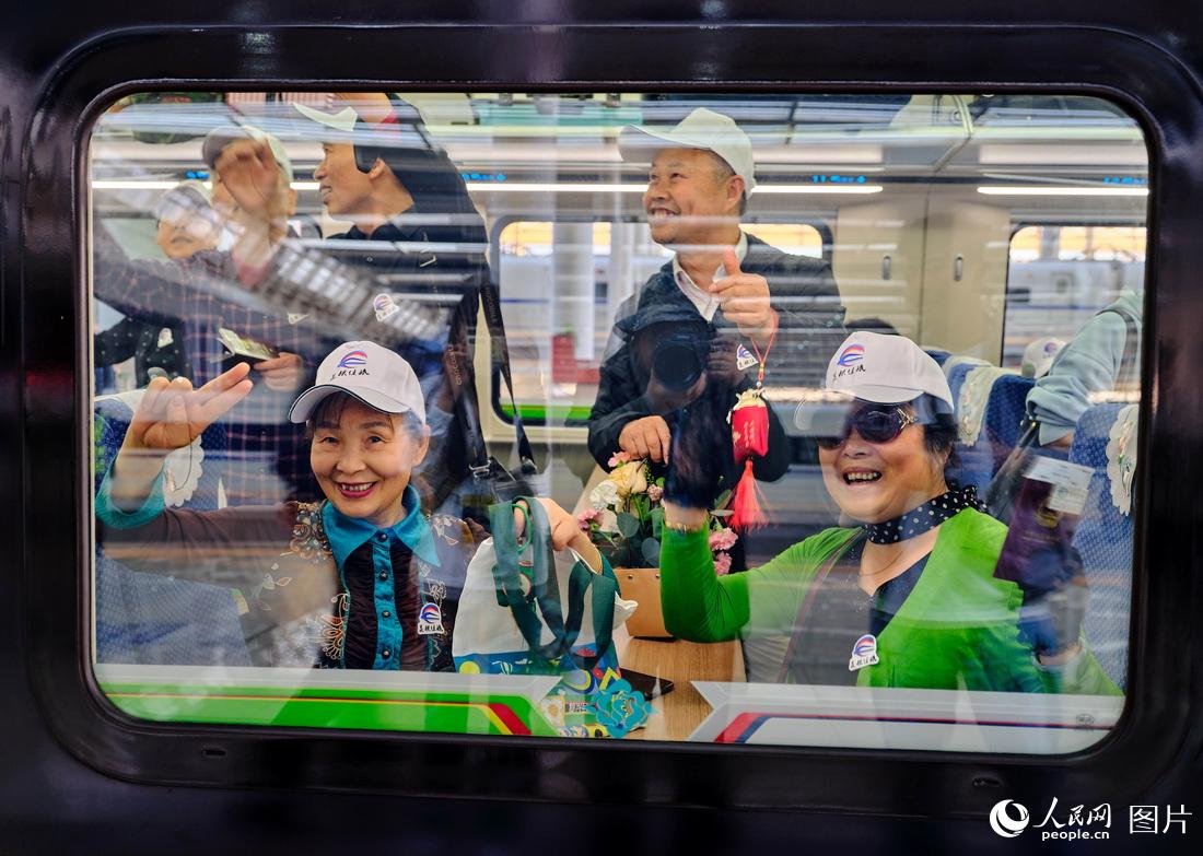 中老铁路开行国际旅客列车【7】