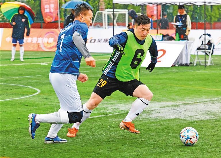 风雨中踢足球 因热爱而享受 西安市首届社区运动会五人制足球总决赛开幕