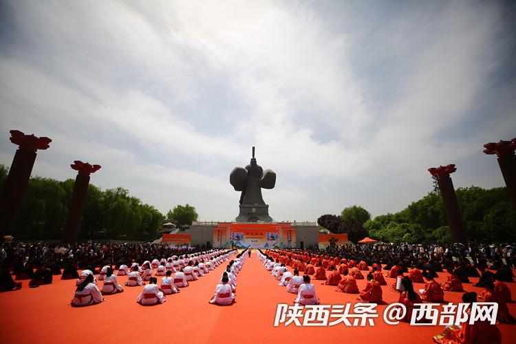 西安漢城湖“五一”游園會 近千名學子舉行集體漢式成人禮