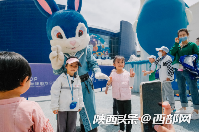 正在上传... f00f86a96580915bcdecb70d32719d72.png