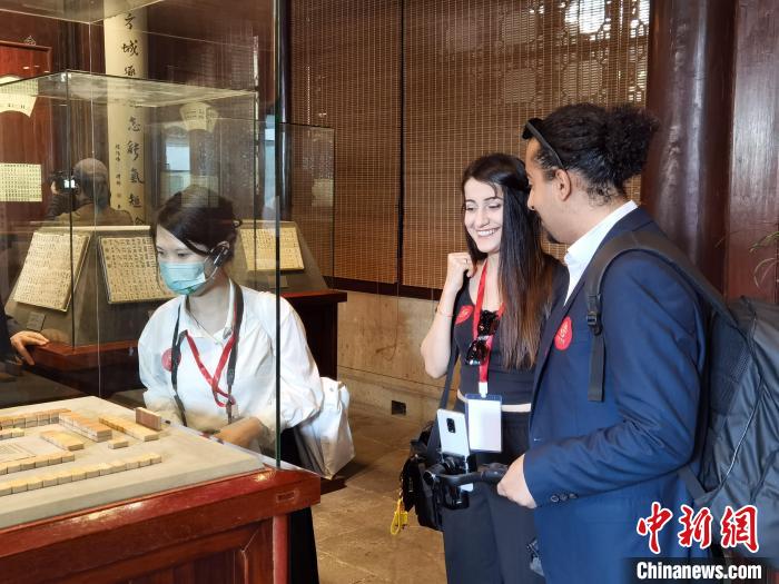 参访团参观麻将起源地陈列馆 周健 摄