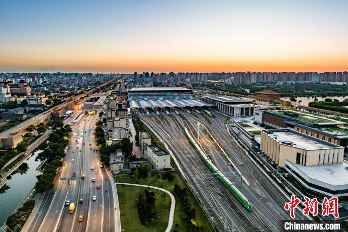 图为西安至安康C234次“复兴号”动力集中动车组从西安火车站发车。 刘翔 摄 图为西安至安康C234次“复兴号”动力集中动车组从西安火车站发车。 刘翔 摄