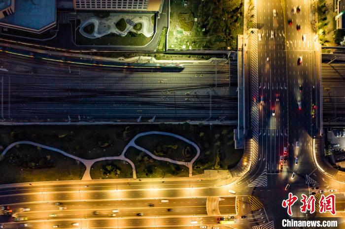 图为西安至安康C212次列车从西安火车站发车。 刘翔 摄 图为西安至安康C212次列车从西安火车站发车。 刘翔 摄