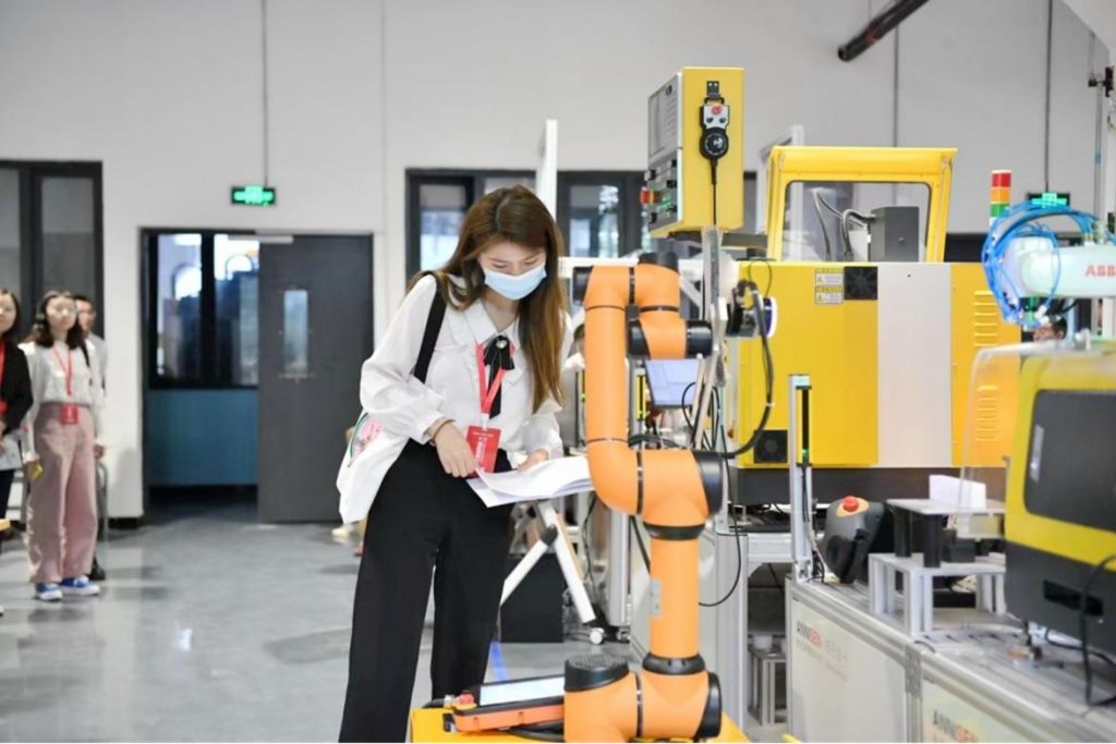 重庆理工大学通稿11：5月23日活动现场（改）(4)(2)771