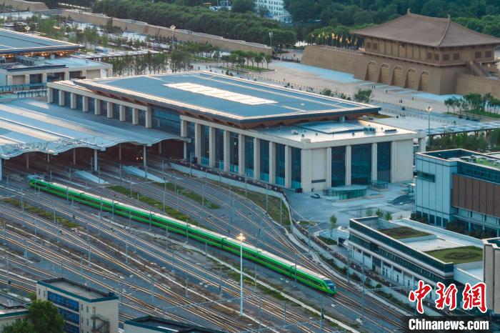 图为铜川东至西安C235次“复兴号”动力集中动车组即将驶入西安火车站。 刘翔 摄 图为铜川东至西安C235次“复兴号”动力集中动车组即将驶入西安火车站。 刘翔 摄