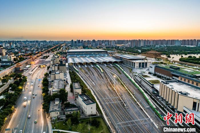 图为出发和到达的“复兴号”动力集中动车组在西安火车站交错相会。 刘翔 摄 图为出发和到达的“复兴号”动力集中动车组在西安火车站交错相会。 刘翔 摄