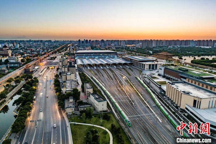 航拍西安火车站:华灯初上列车“穿梭不息”