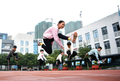 6.重庆市九龙坡区西彭镇第一小学校的跳绳小将们“绳彩飞扬”
