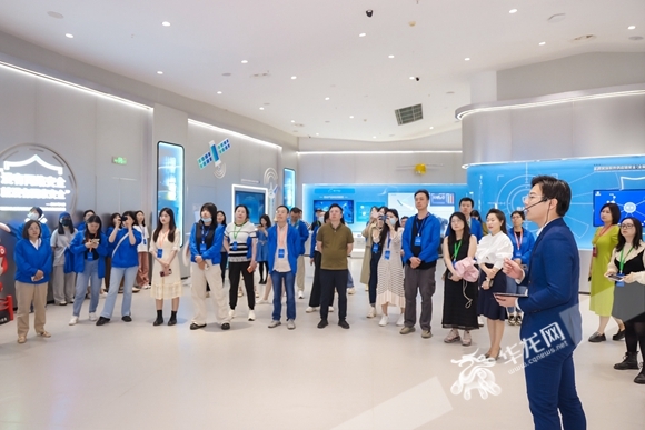 全国网媒记者在西部（重庆）科学城璧山片区数字经济展示中心参观。 华龙网-新重庆客户端记者 欧武夷 摄