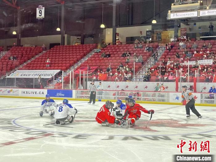 中国残奥冰球队在比赛中。 中国残疾人体育运动管理中心供图