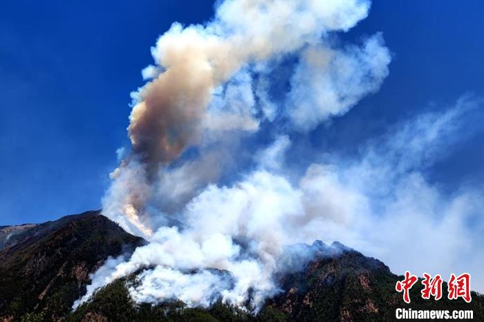 火场出现爆燃，现场浓烟滚滚。 四川森林消防供图