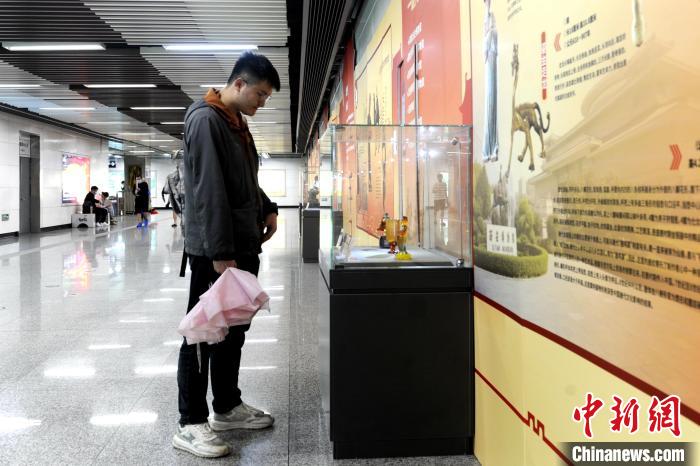 图为市民在钟楼站观赏展品。 高铖 摄