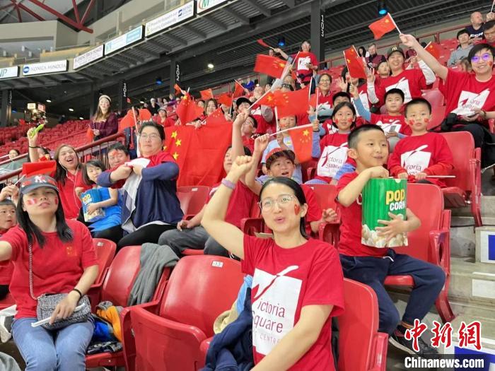 当地华侨华人到现场为中国队加油助威。 中国残疾人体育运动管理中心供图