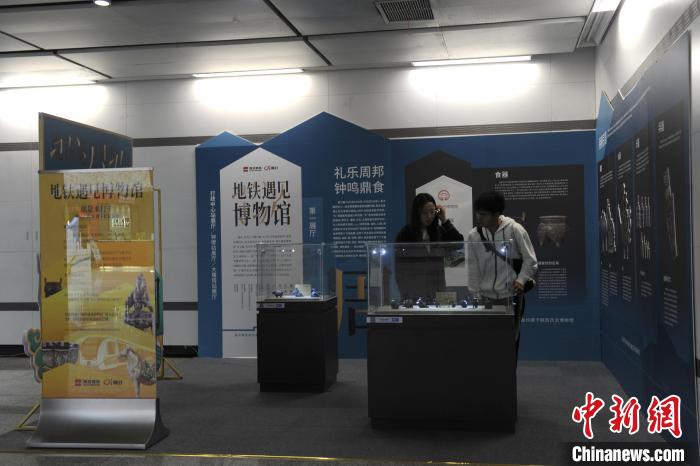 图为市民驻足观赏行政中心站的展品。 高铖 摄