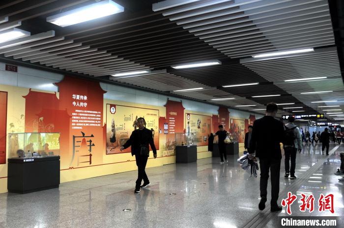 图为钟楼站的“地铁遇见博物馆”展台。 高铖 摄